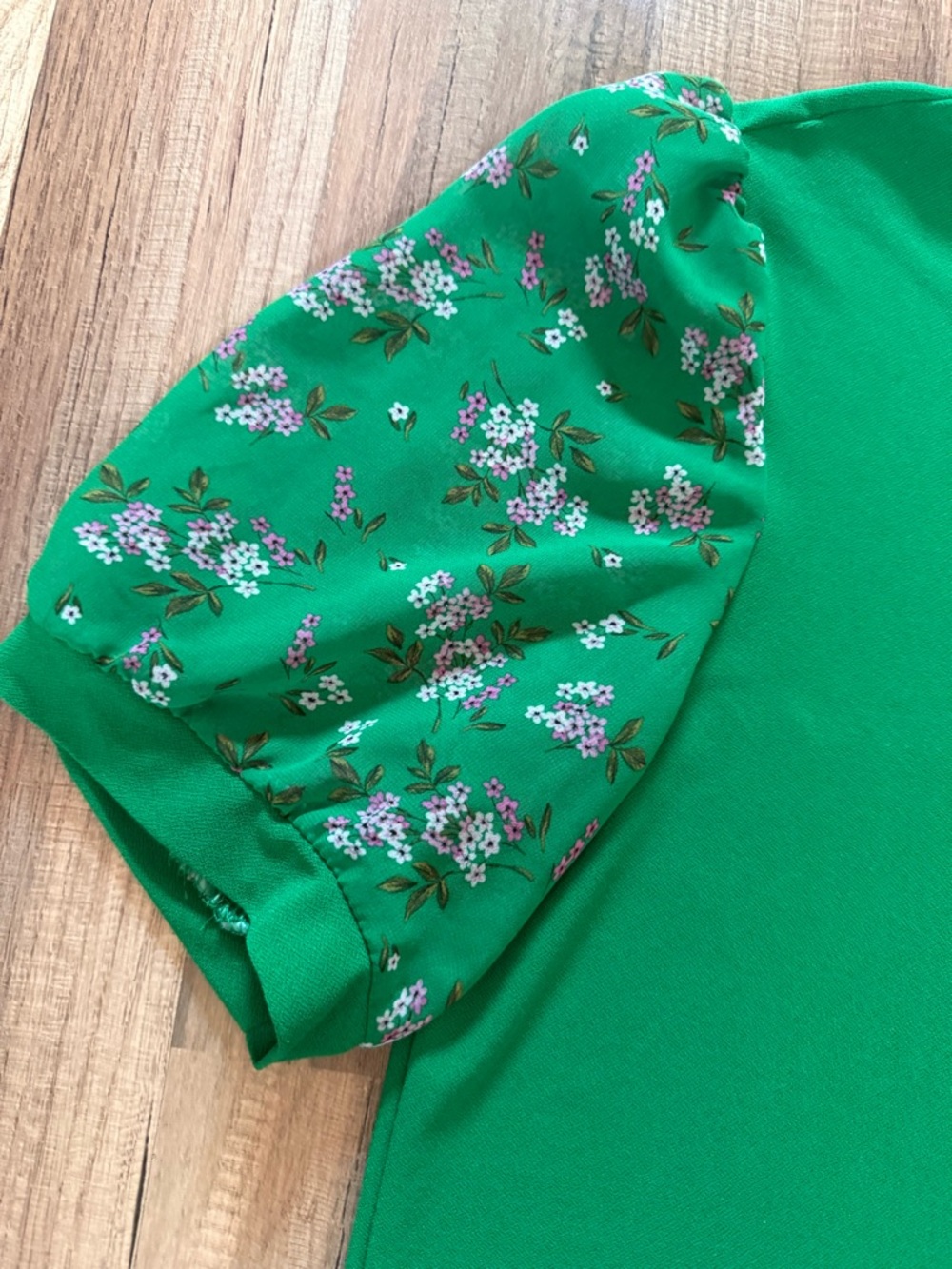 CeCe Vivid Green Crewneck Top - Picture 3 of 7